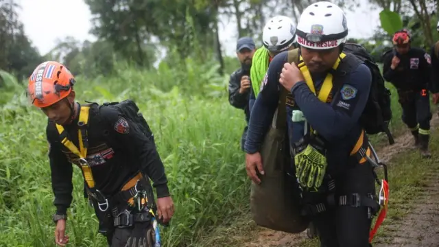 ภารกิจถ้ำหลวง: เจ้าหน้าที่สำรวจโพรงถ้ำ-หวังโรยตัว ระดับน้ำยังเป็นอุปสรรค