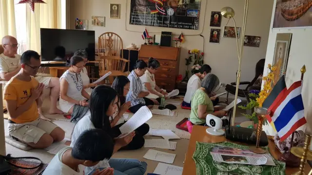 สรรพสิทธิ์ และสมาชิกกลุ่มพุทธวจนที่กรุงเบอร์ลิน