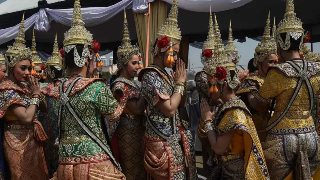 ผู้แสดงเป็นนาฏศิลปินหญิงตามจารีตละครหลวง