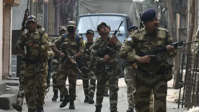 டெல்லி வன்முறைக்கு பிறகு காவலில் ஈடுபட்டுள்ள துணை ராணுவப்படையினர்