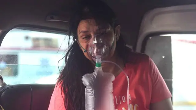 ஆக்சிஜன் எடுத்துக் கொள்ளும் நோயாளி