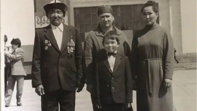 Жунусовдордун үй-бүлөсү кызы Тамара, небереси Руслан менен