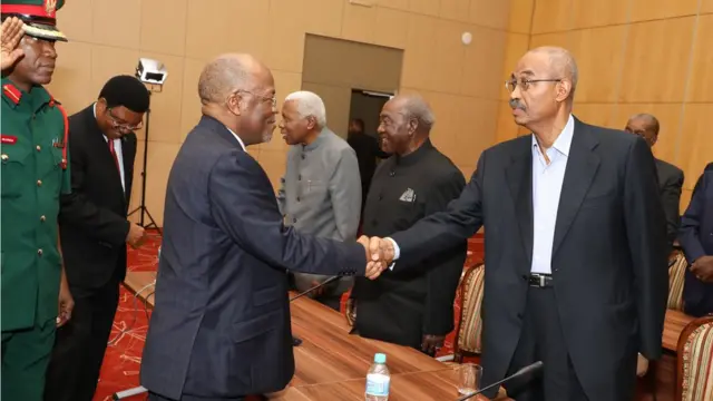 Dkt Magufuli akisalimiana na Rais Mstaafu wa Zanzibar Dkt. Amani Abeid Karume kabla ya kikao