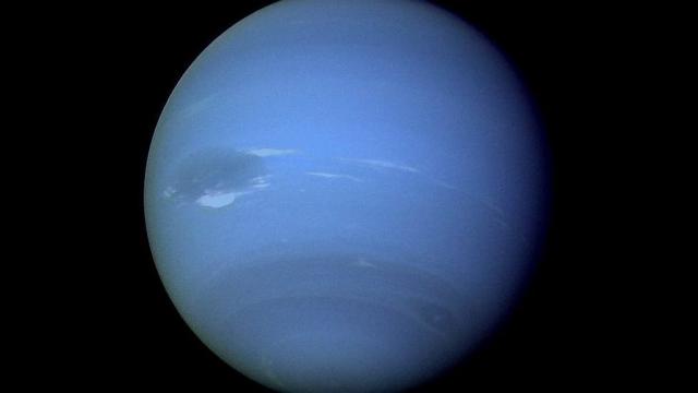 El planeta Neptuno, azul, captada por Voyager 2