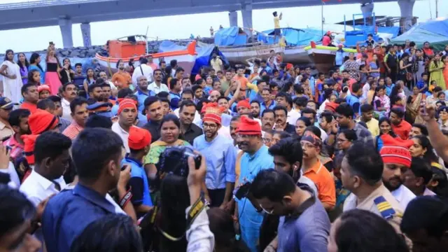 आदित्य ठाकरे वरळीतील लोकांशी बोलताना