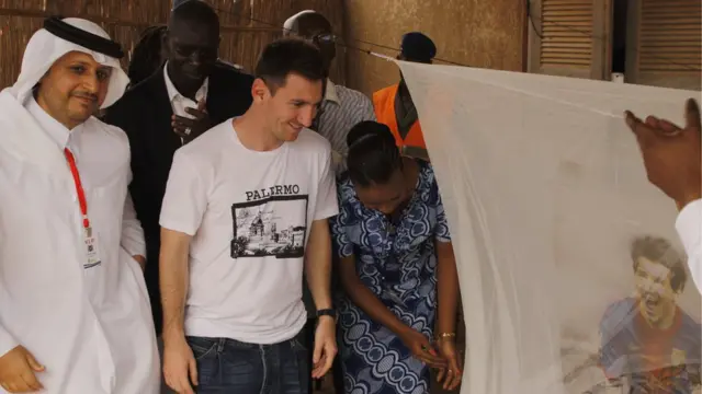 Месси раздает москитные сетки - а экономисты выясняют, как достичь максимального эффекта от этого