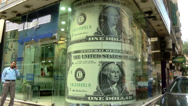 من أمام محل صيرفة في القاهرة