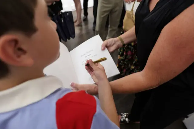 Andrés Valencia dando autógrafos na Art Miami