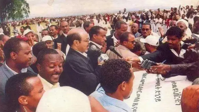 ኣሸናፊ ምስ ካልኦት ጋዜጠኛታት ናይ ቀዳማይ ሚኒስትር ነበር መለስ ዜናዊ መደረ እንትቐርፁ