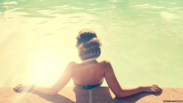 'ਟੌਪਲੈੱਸ ਸਨਾਨ'