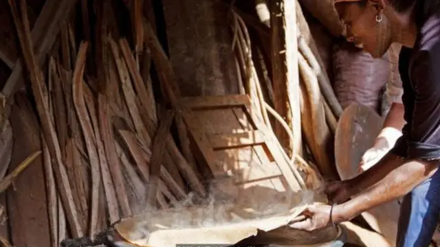 እንጀራ የምትጋግር ሴት