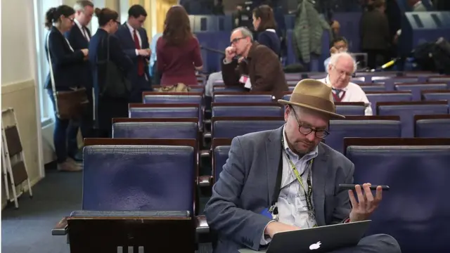 Группа журналистов, не допущенных на брифинг пре-ссекретаря президента США