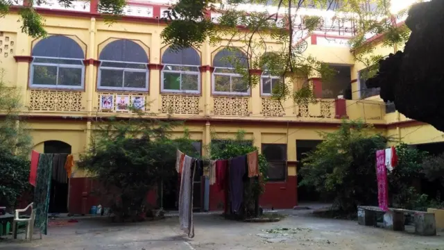 "دار المرضى" هو دار ضيافة لإيواء الرجال والنساء القادمين ليعيشوا ويموتوا في مدينة فاراناسي