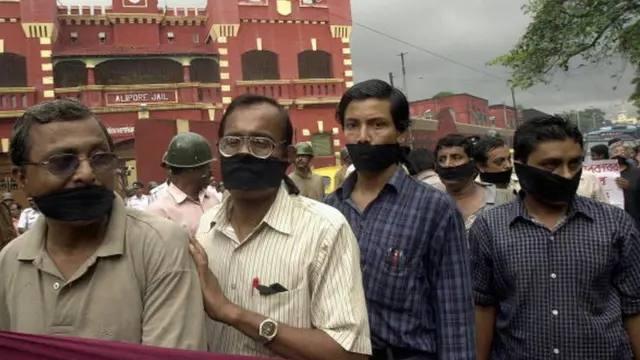 અલીપોર જેલની બહાર માનવાધિકાર કાર્યકર્તાઓની તસવીર