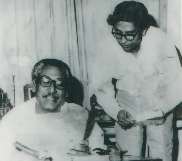 তৎকালীন প্রধানমন্ত্রী শেখ মুজিবুর রহমানের সঙ্গে সেসময় তার একান্ত সচিব ডঃ মোহাম্মদ ফরাসউদ্দীন