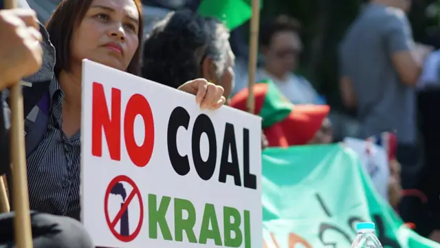 กลุ่มผู้ประท้วงการสร้างโรงไไฟ้าถ่านหินที่ จ.กระบี่