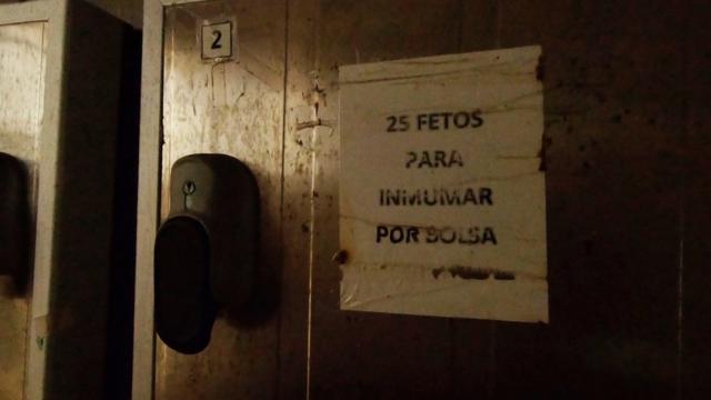 Cartaz fixado na portabestgame bet aposta onlineuma das geladeiras danificadasbestgame bet aposta onlinenecrotério venezuelano, avisa: "25 fetos para enterrar por bolsa"