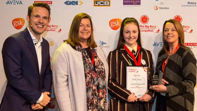 إيما دوكيرتي (الثانية من اليمين)