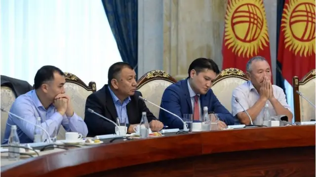 Президент менен жолугушууга келген саясатчы, жарандык активисттер