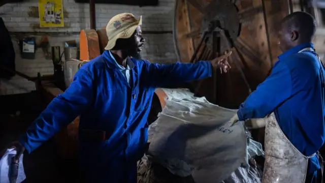 Un chef donnant des instructions à son subordonné