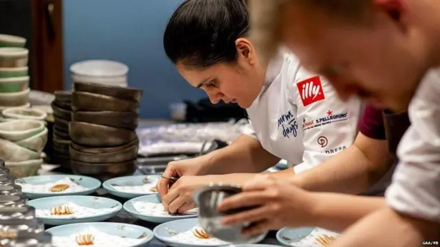 ગા રેસ્ટોરાં ગાર્નિશિંગ