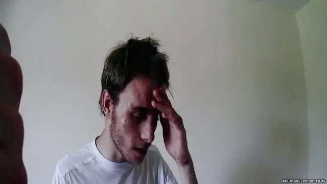 ਪੁਲਿਸ ਜਦੋਂ ਗੁਆਂਢੀ ਵੱਲੋਂ ਕੀਤੇ ਫ਼ੋਨ ਤੋਂ ਬਾਅਦ ਐਲੇਕਸ ਤੇ ਜੌਰਡਨ ਦੇ ਘਰ ਪਹੁੰਚੀ ਤਾਂ ਐਲੇਕਸ ਇੰਝ ਮਿਲਿਆ ਸੀ