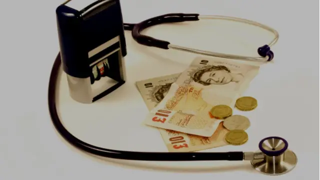 Стетоскоп и 10-фунтовые банкноты