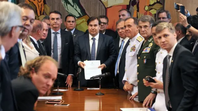 Bolsonaro entrega reforma da Previdência dos militares na Câmara