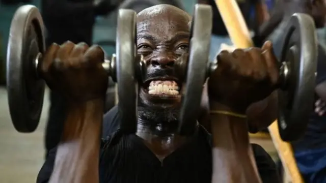 Pesin resemble as if wan shit on top weightlift