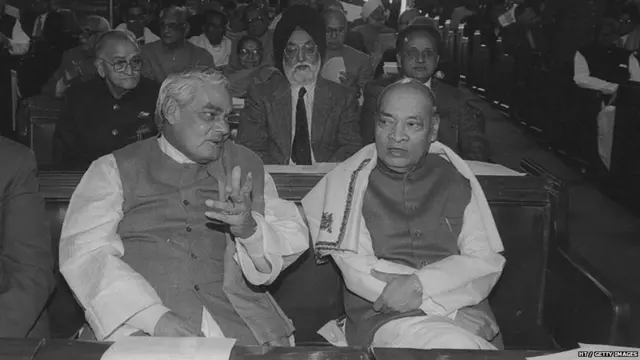 1997 साली संसदेत अटल बिहारी वाजपेयी आणि नरसिंह राव