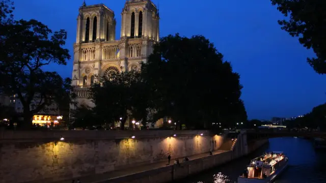 Notre-Dame terletak di tepi sungai Seine yang melintasi Paris
