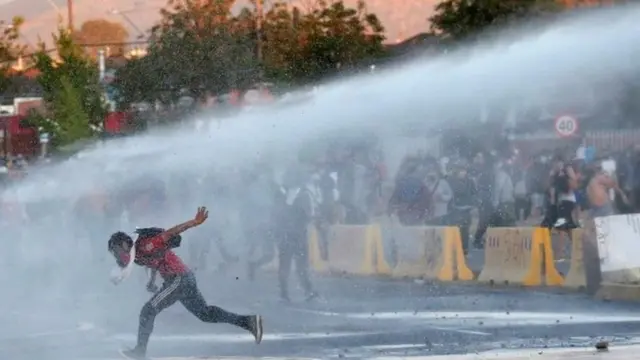 Polis göz yaşartıcı gaz ve basınçlı su kullandı