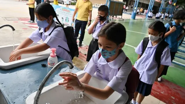 ล้างมือก่อนเข้าห้องเรียน