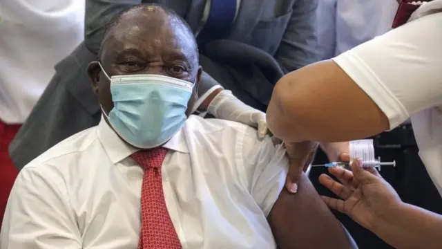 Le président sud-africain Cyril Ramaphosa reçoit le vaccin contre le coronavirus Johnson et Johnson Covid-19, au Cap, Afrique du Sud, le 17 février 2021.