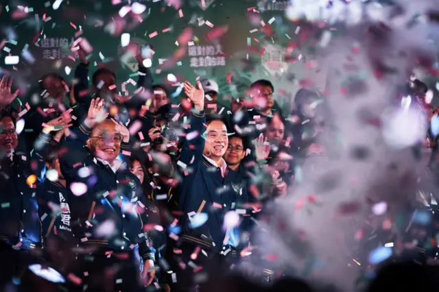 台灣候任總統賴清德（中）