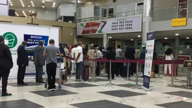 Aworan awọn to fẹ wọ baalu ni Naijiria