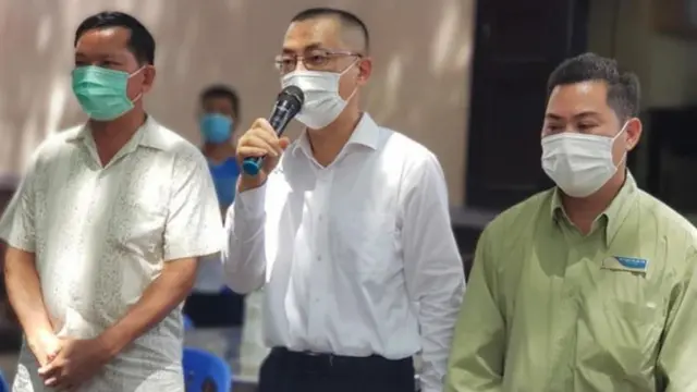 Đại sứ Việt Nam tại Campuchia Vũ Quang Minh (giữa) trong chuyến công tác cứu trợ cộng đồng gốc người Việt bị ảnh hưởng bởi COVID-19 vào sáng 24/4