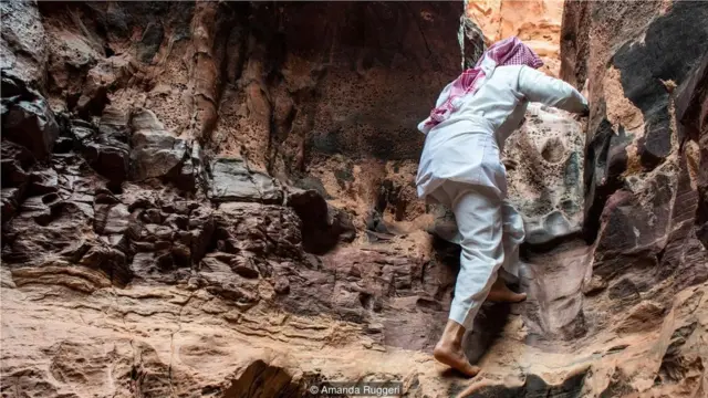 拉希德的技巧之一：不费吹灰之力地在峡谷两边的岩壁上攀爬。