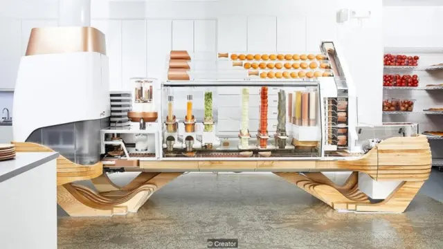 Robot Creator bisa membuat burger dalam lima menit.