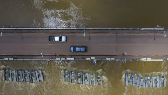 กรมชลประทานติดตั้งเครื่องผลักดันน้ำบริเวณท้ายแก่งสะพือ สะพานพิบูลมังสาหารเพิ่มเติมอีกจำนวน 30 เครื่อง จากเดิมที่มีจำนวน 30 เครื่อง รวมเป็น 60 เครื่อง เพื่อเร่งการระบายน้ำจากแม่น้ำมูลลงสู่แม่น้ำโขง