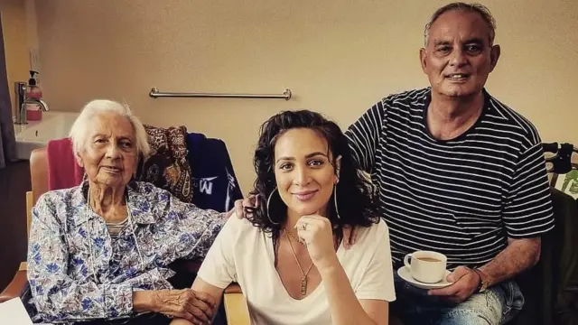 Grace attend avec impatience la visite de son fils Adrian et de sa petite-fille Crystal