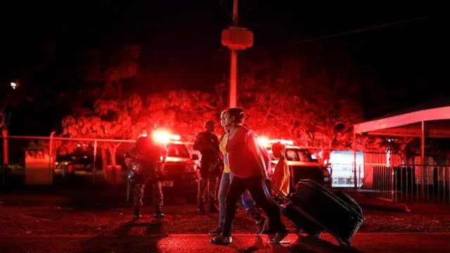 Militares patrullando