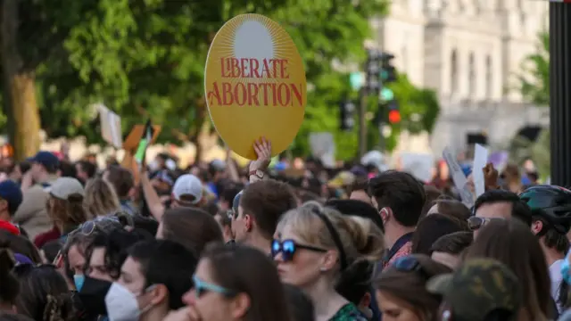 احتجاج خارج المحكمة العليا الأمريكية في واشنطن العاصمة، الولايات المتحدة، يوم الثلاثاء 3 مايو 2022.