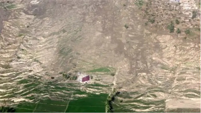 ভূমিকম্পের পর লিকুইফেকশন বা মাটির তরলীকরণ। এটি ধ্বংসক্ষমতা সবচেয়ে ব্যাপক।