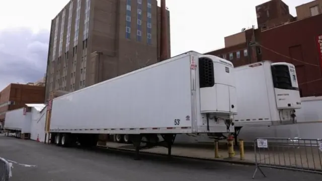 නිව් යෝර්ක් නගරයේ නවතා ඇති තාවකාලික මෘත ශරීරාගාර වන අධිශීත කළ ට්‍රේලර කිහිපයක්