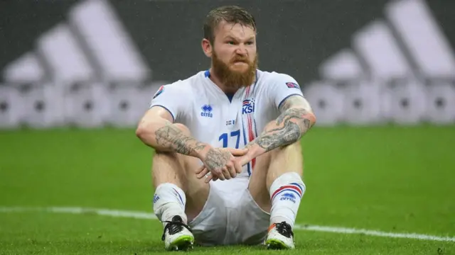 Арон Гуннарссон и вся Исландия глубоко опечалены