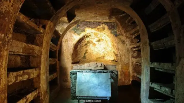 Mosaik dan lukisan dinding masa awal Kristen yang masih terlihat di makam Santo Gaudiosus.