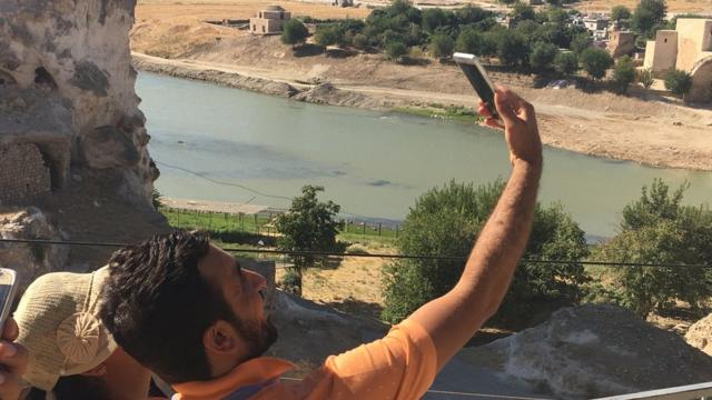 Hasankeyf'in son turistleri, ilçedeki son selfielerini çekiyor.