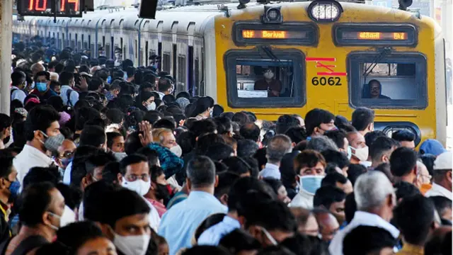 مواطنون ينتظرون ركوب قطار محلي في مومباي