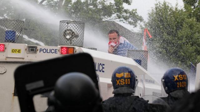 Belfast police water cannon